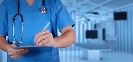 Medico che cura le vene varicose sulle gambe